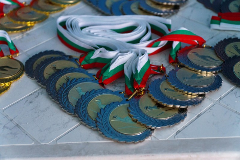 Децата на Фондация „Александър Русев“ спечелиха 21 медала от първото състезание по адаптирано плуване в град Варна
